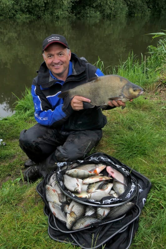 AKTYVUS JAUKAS KARSIAMS IR KUOJOMS UNIVERSALI KLASIKA SEKLUMOSE. laimikiai skiaureje